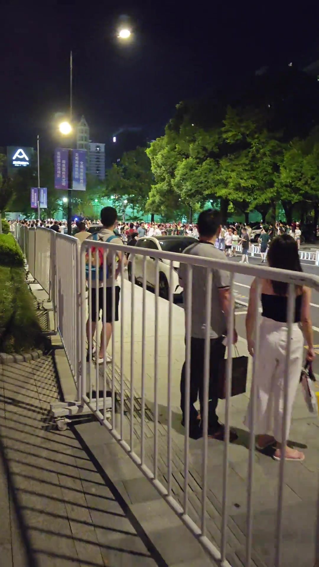 警察都拦起来了！路人视角看蓉城和浙江球迷打架现场